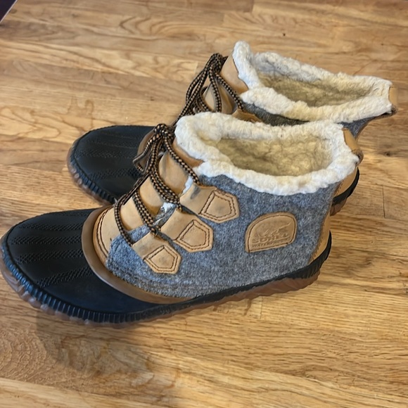 SOREL Out and About Boots - Picture 3 of 4